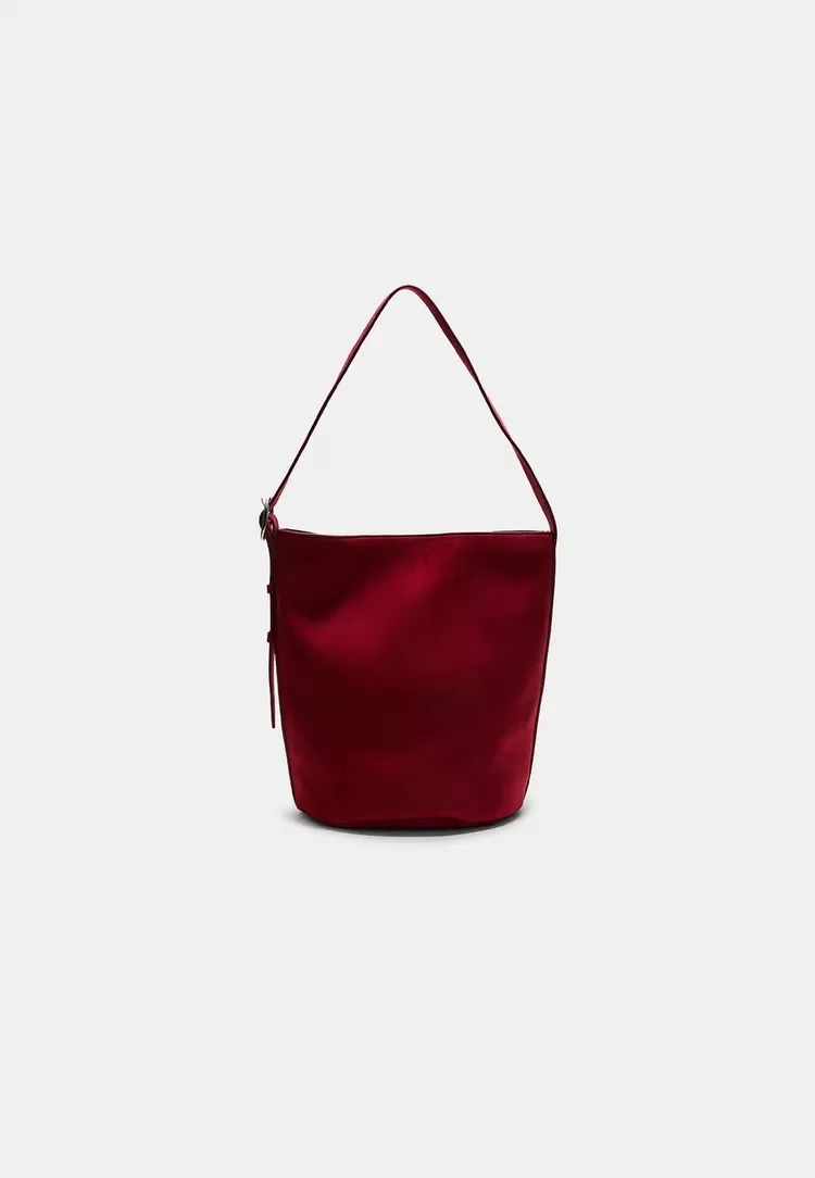Τσάντα bucket με αγκράφα από συνθετικό σουέντ, 25,99€, Stradivarius