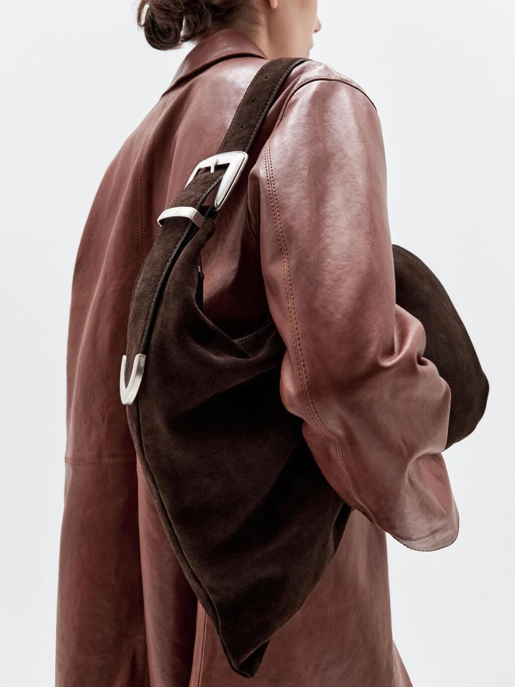 Μεγάλη τσάντα από χοντρό σουέντ δέρμα, 249€, Massimo Dutti