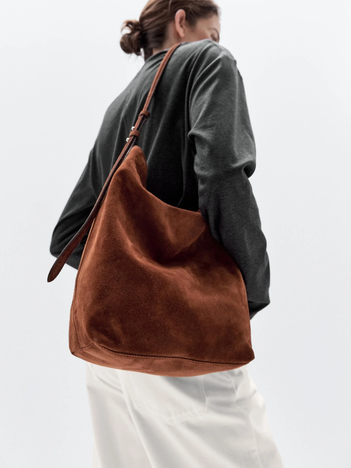 Τσάντα bucket από χοντρό σουέντ δέρμα, 149€, Massimo Dutti