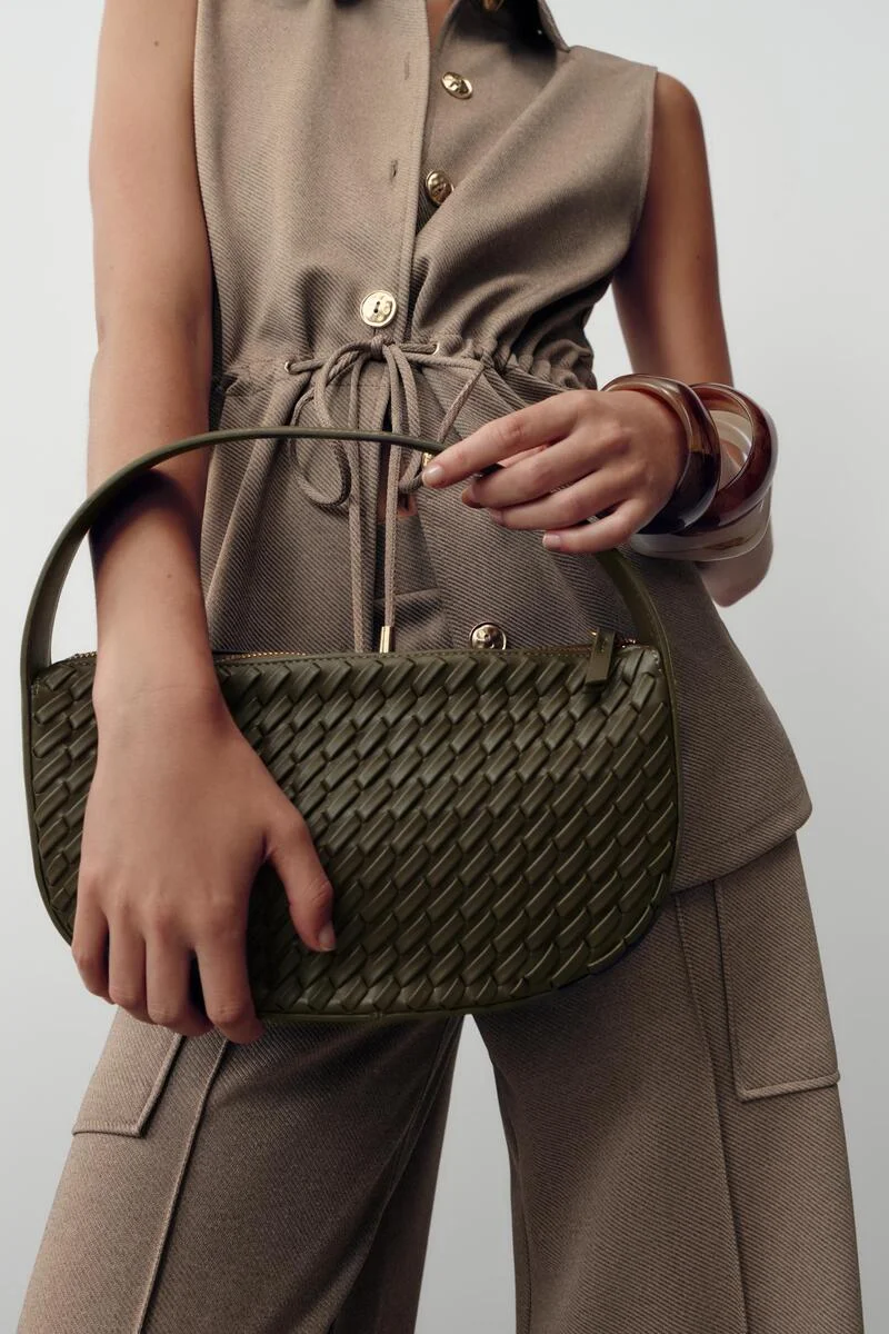 Τσάντα χειρός με εφέ πλέξης, 39,95€, Zara
