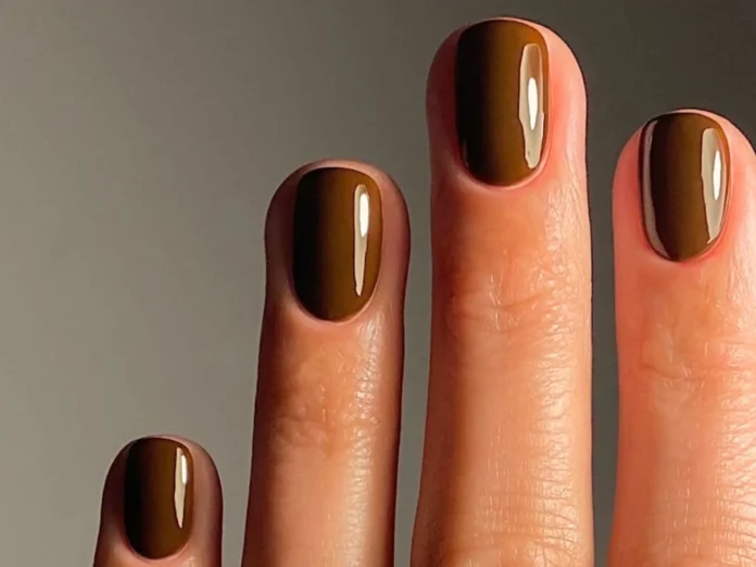 Winter_nails_2025_BEAUTEMAG_10_25ΜΑΙΝ_ Winter nails ‘25: 16 αγαπημένες καφέ αποχρώσεις για τα νύχια