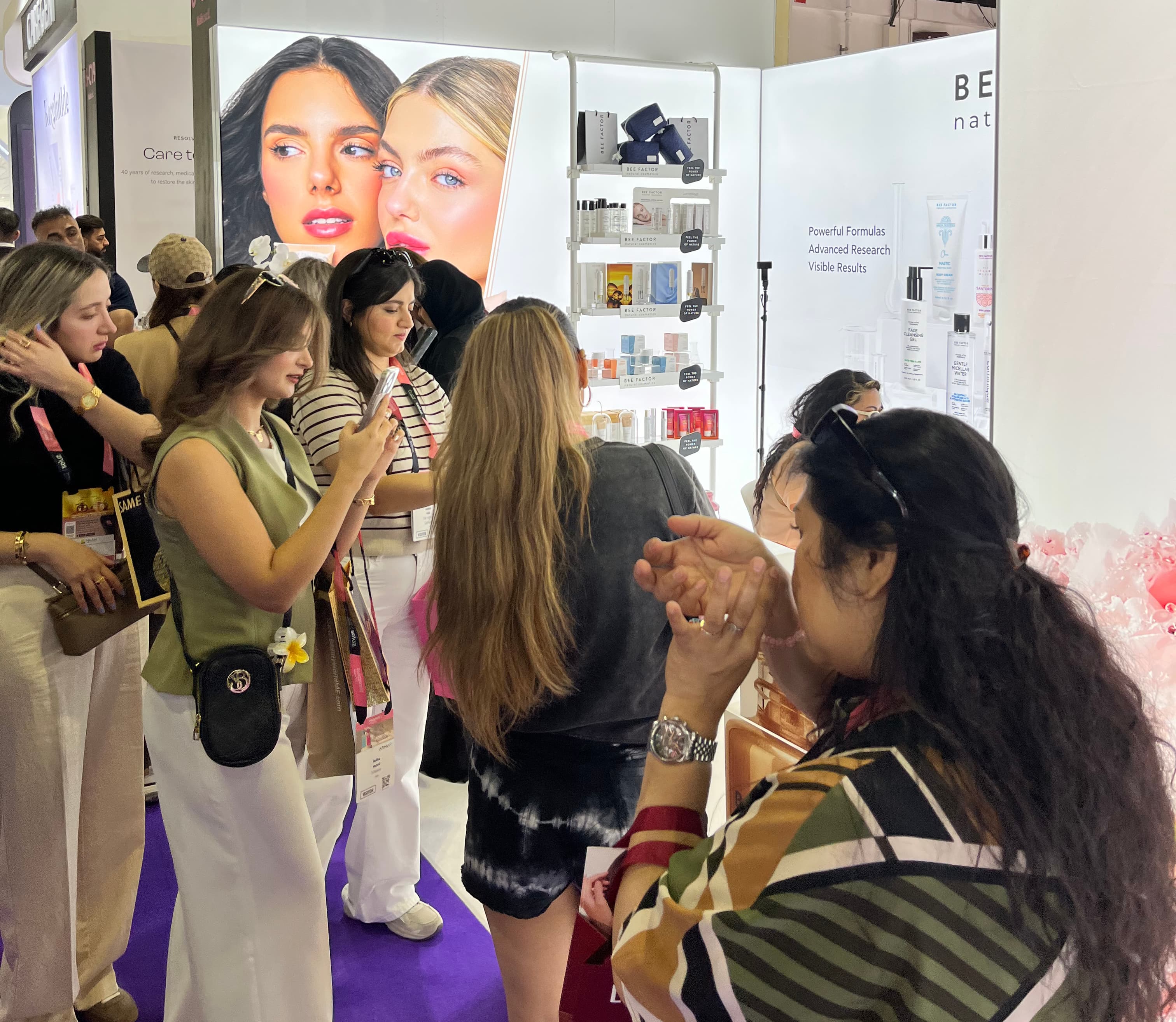 Premium, science-backed skincare, Mediterranean botanicals και design που τραβάει βλέμματα — αυτό ήταν το σημείο συνάντησης της σύγχρονης φυσικής περιποίησης.