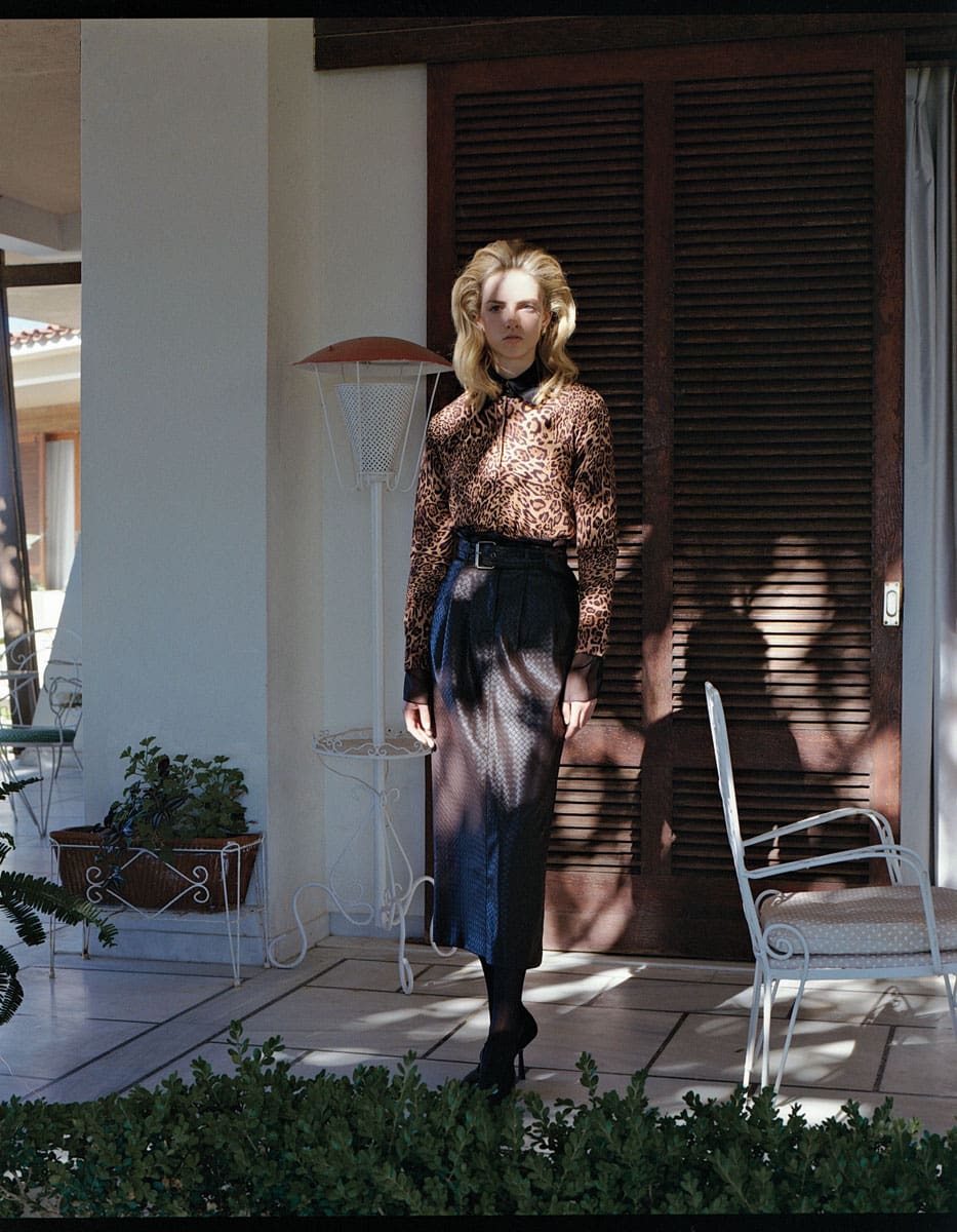 Πουκάμισο από οργάντζα Elisabetta Franchi, Eponymo. Animal print μοχέρ ζακέτα Twinset, notos. Ψηλόμεση φούστα Rotate, attica. Γόβες από καστόρι Jimmy Choo, Κalogirou.