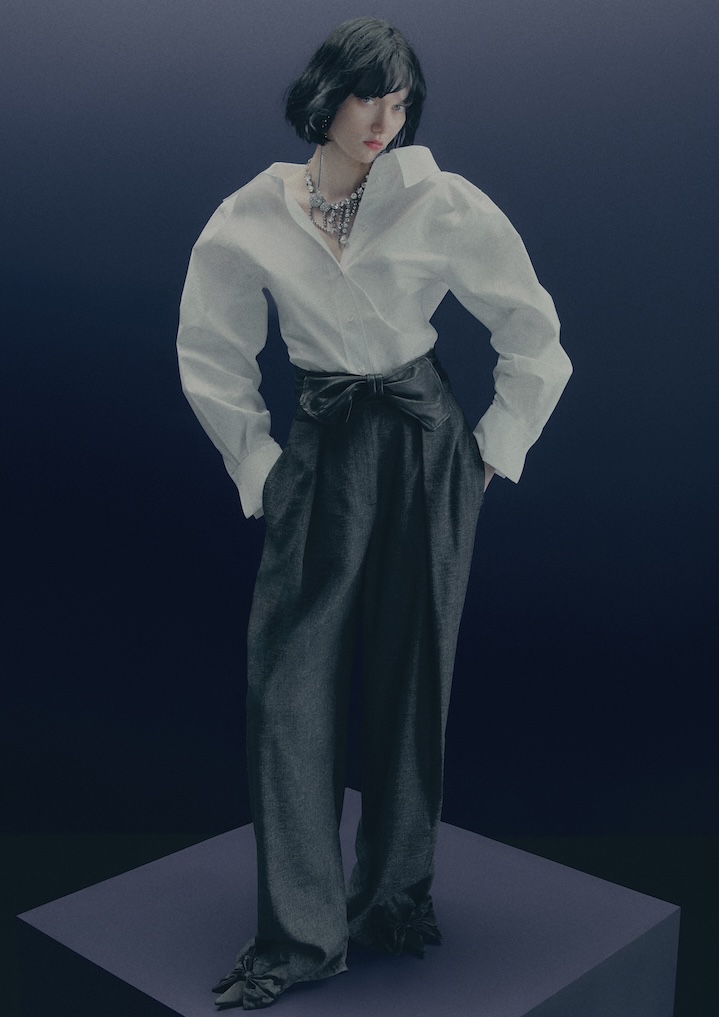 Layered κολιέ με στρας, 49,99€, Εφαρμοστό πουκάμισο με ανοιχτούς ώμους, 79,99€, Ψηλόμεσο παντελόνι κουστουμιού από μαλλί και λινάρι με κουφοπιέτα μπροστά για χαλαρή εφαρμογή, 149€