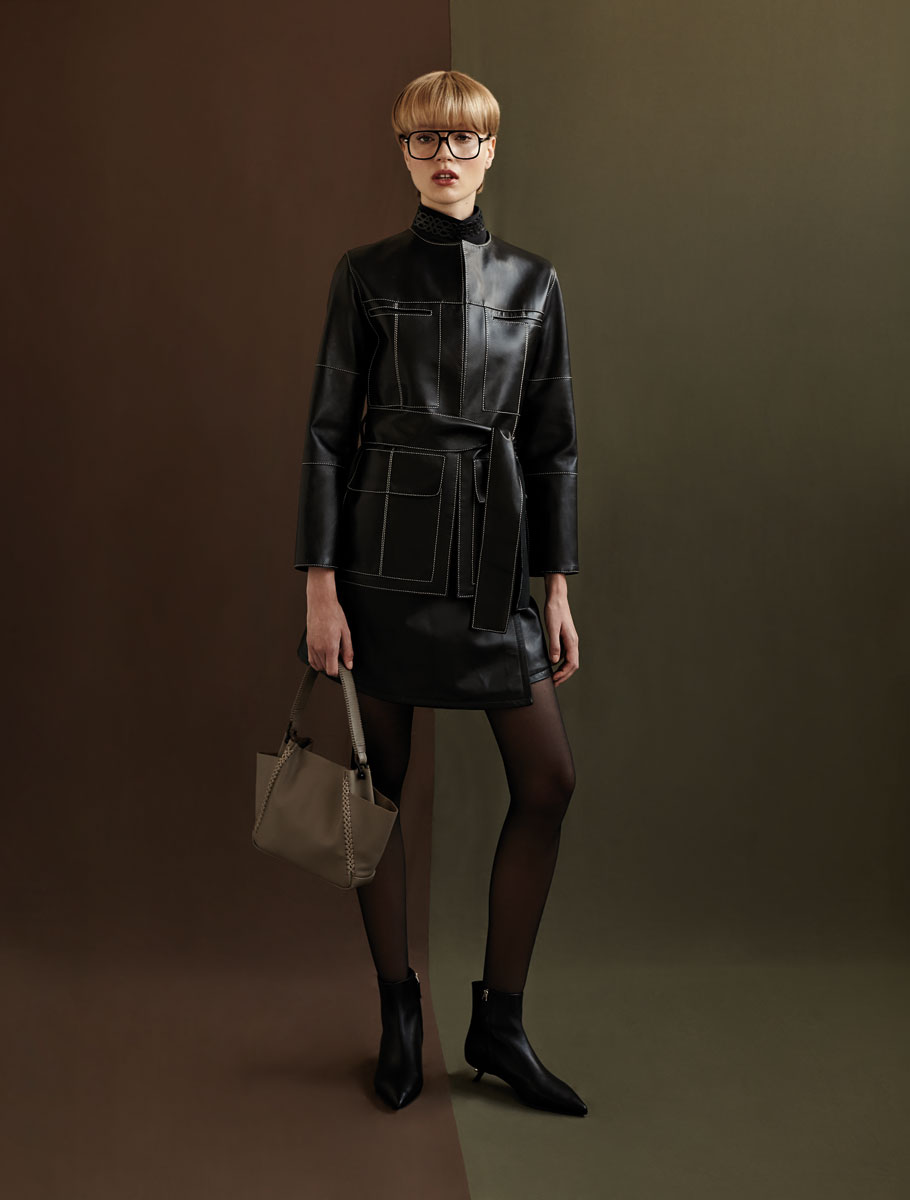 FOREVER BLACK
Δερμάτινο jacket, μίνι δερμάτινη φούστα, μπλούζα από μετάξι και δερμάτινη τσάντα ώμου, όλα Callista. Γυαλιά οράσεως Christian Dior, Kokkoris Optics. Δερμάτινα μποτάκια Alevi, Kalogirou.