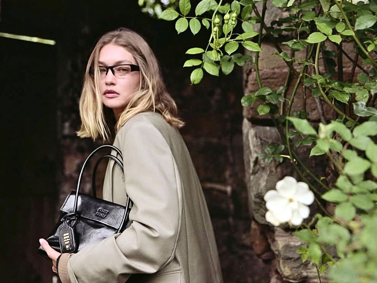 Miu Miu Holiday 25: Cottagecore αφήγηση με πρωταγωνίστρια τη Gigi Hadid