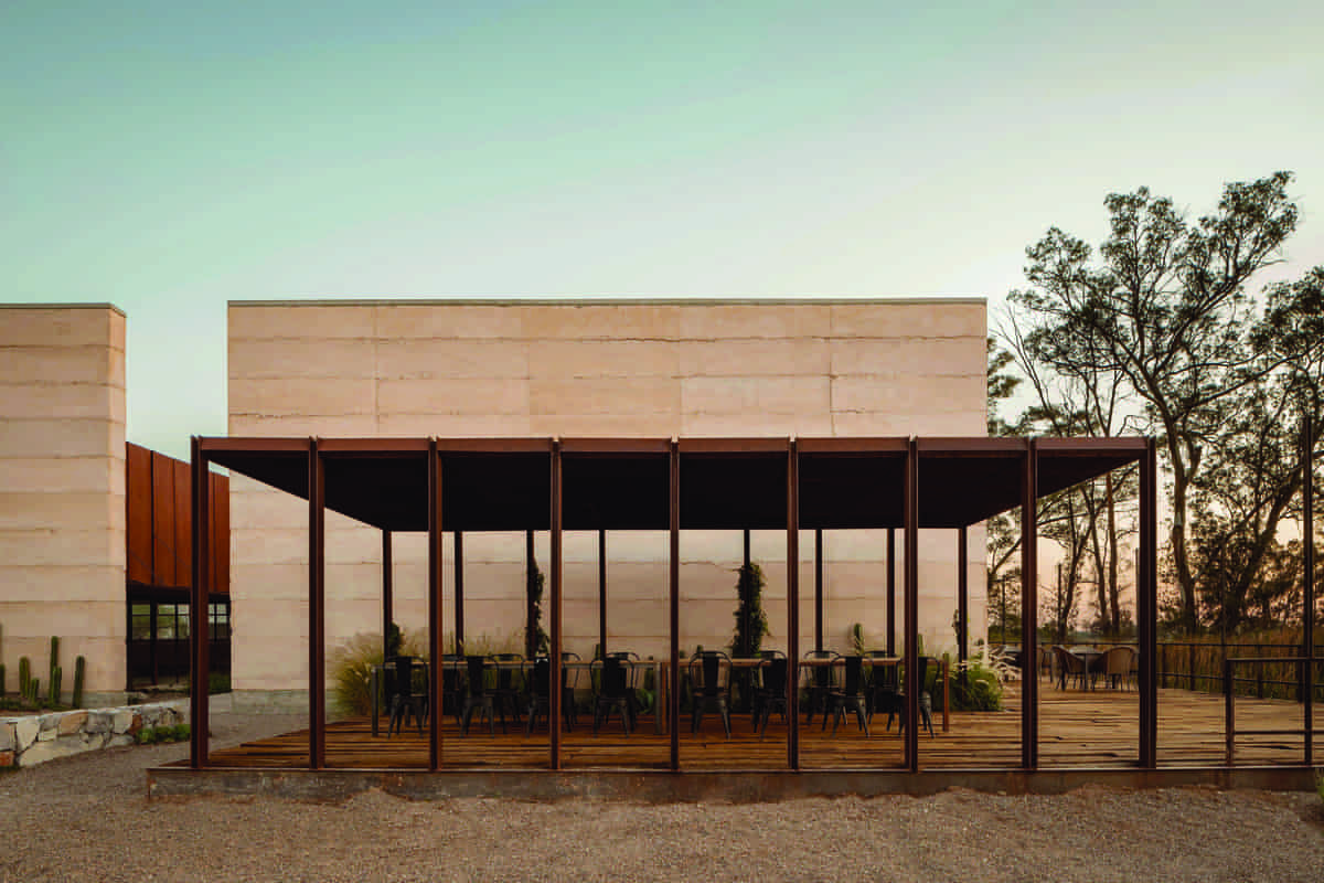 Εξωτερικός χώρος γευσιγνωσίας στο Tierra Tinta Winery, με το πάτωμα να είναι στρωμένο από παλιά ξυλεία που προέρχεται από ράγες τρένου.
