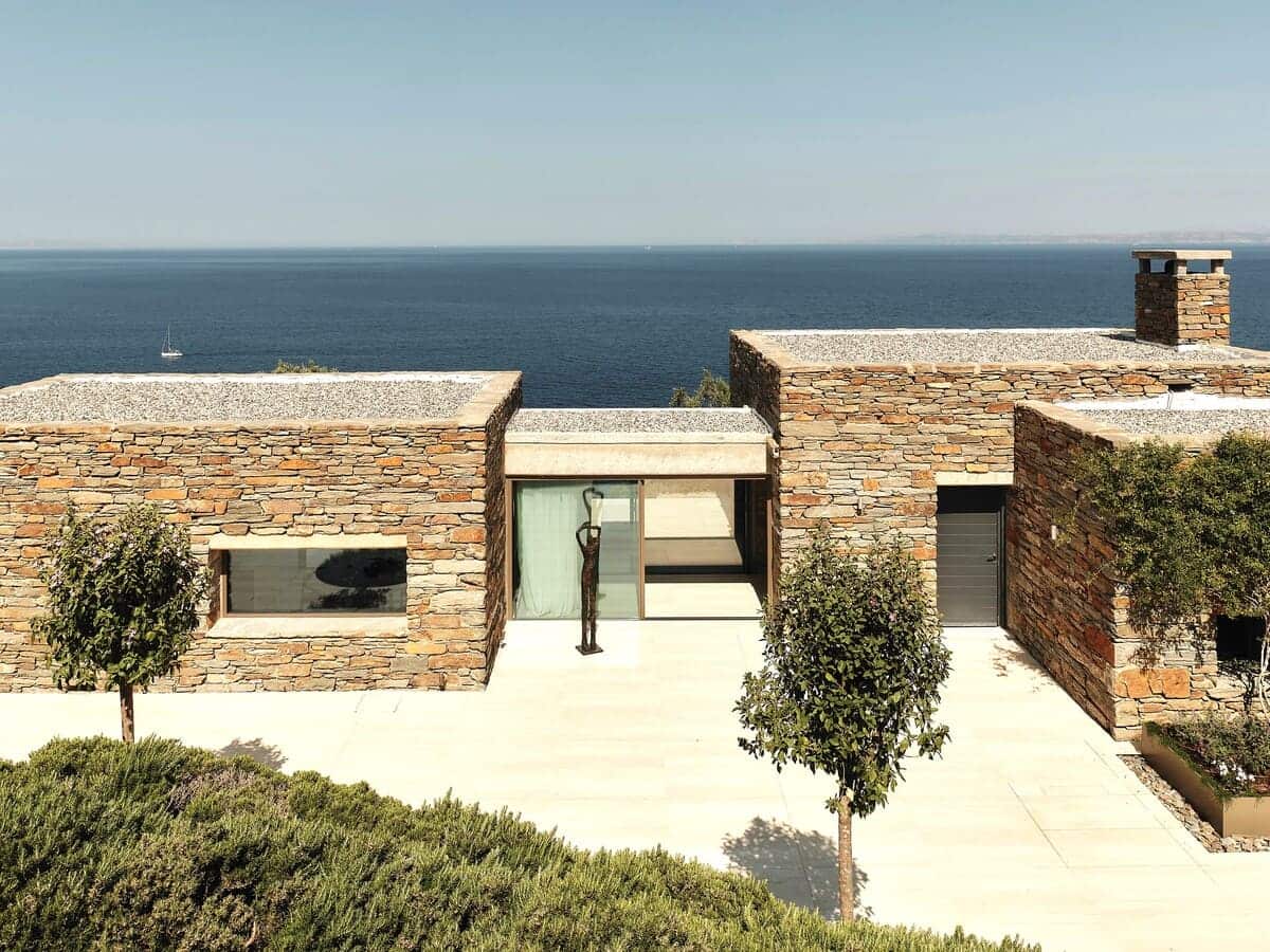 Στην είσοδο δεσπόζει το bronze άγαλμα «Moon Staring» της Ann Vrielinck για την Gardeco. 