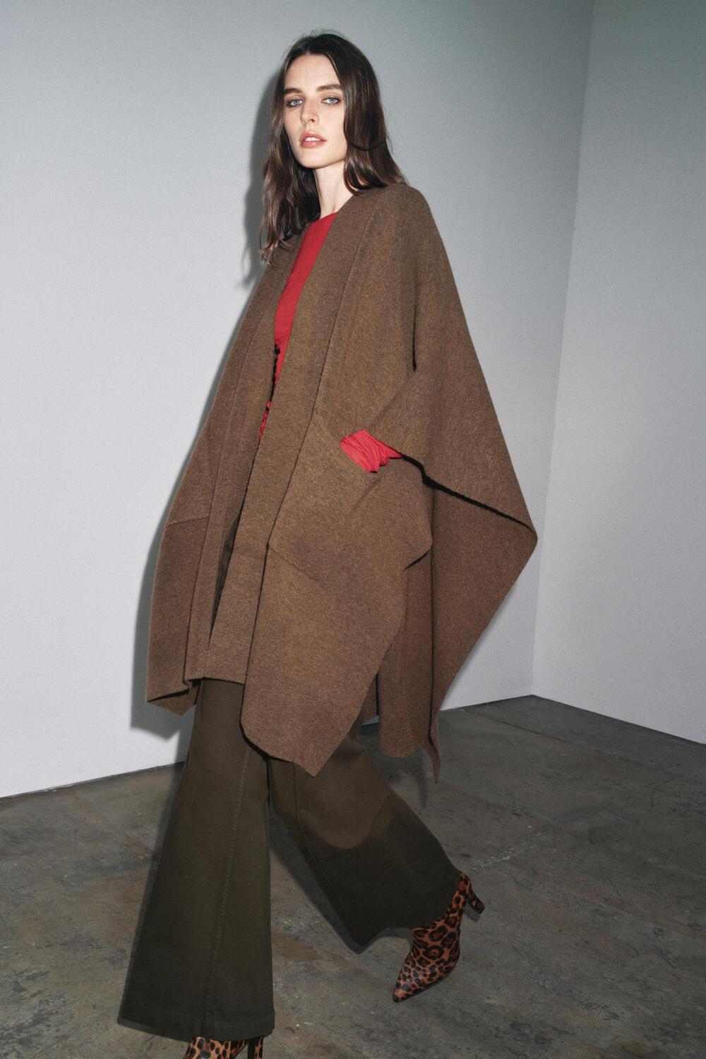 Μακριά πλεκτή κάπα, 49,95€, Zara