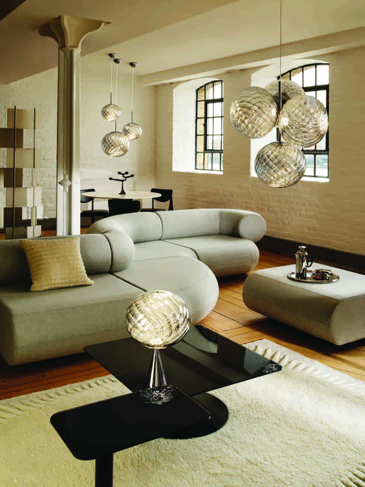 Φωτιστικά "Whirl", χαλί "Edgy", καναπές "Modular", coffee tables "Flash Square"και πουφ "Plump", στο Flagship κατάστημα του Tom Dixon στο Kings Cross.