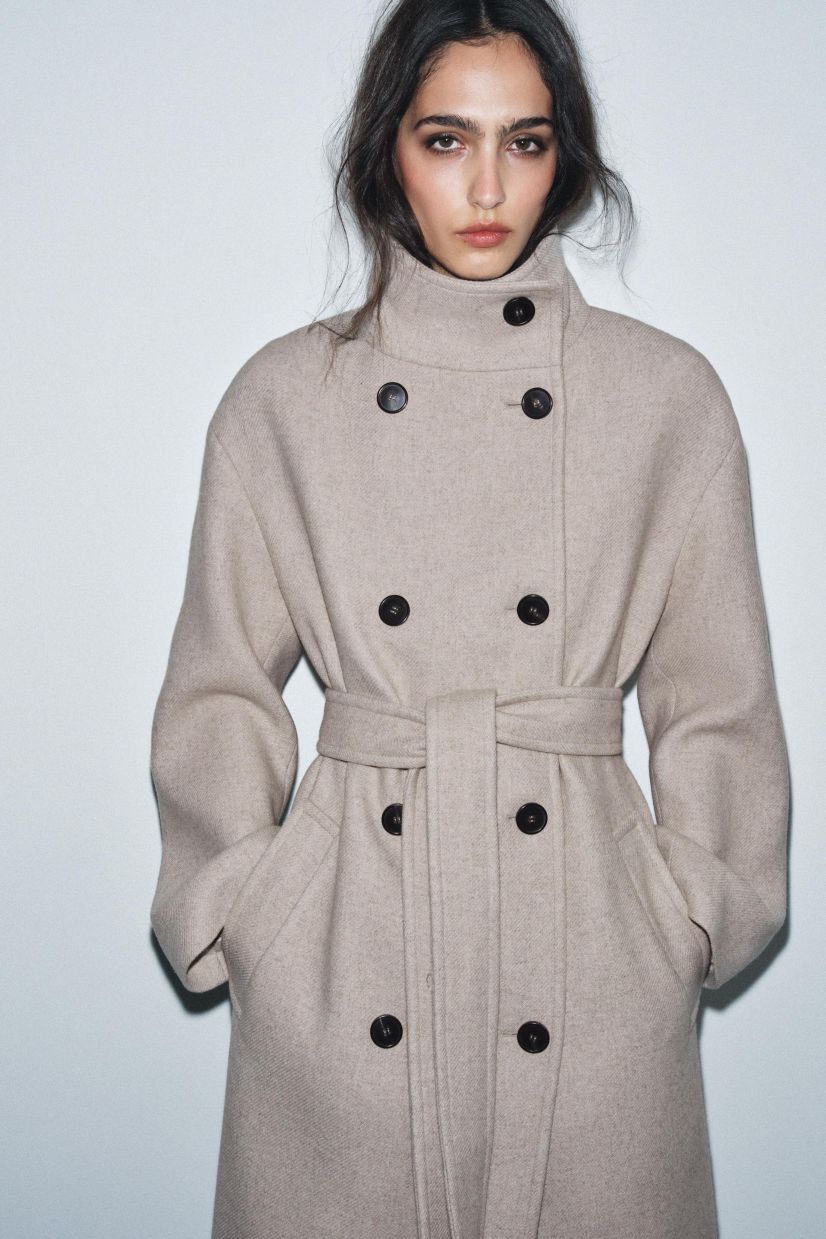 Παλτό oversized από νήματα με μαλλί, ψηλό γιακά και μακρύ μανίκιρυθμιζόμενη ζώνη από το ίδιο ύφασμα με κορδόνια και σταυρωτό κλείσιμο μπροστά με κουμπιά, Zara, 169€