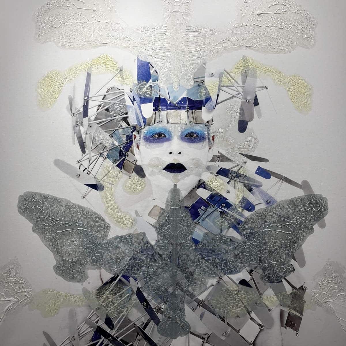 RorschachYoshida LXXIII (Minerva L), 2018
Αρχειακή εκτύπωση με χρωστική σε ματ καμβά, επίστρωση UV, ακρυλικό χρώμα, χρώμα που φωσφορίζει στο σκοτάδι, γκλίτερ, τεντωμένο σε ξύλινο πλαίσιο
Μοναδικό κομμάτι, 142 x 142 εκ.