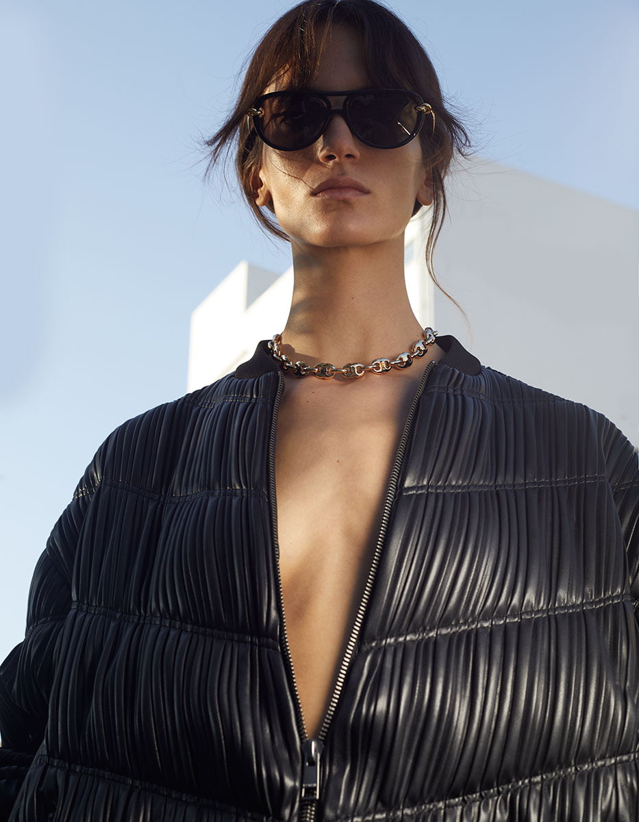 Πλισέ bomber jacket Rotate, Free Shop. Αλυσίδα “Gemini Link” από ορείχαλκο Tory Burch, attica. Γυαλιά ηλίου Bottega Veneta, Kokkoris Optics.