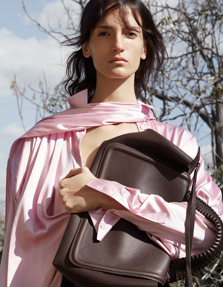 Σατέν μπλούζα Acne Studios, attica. Δερμάτινη τσάντα, Callista.