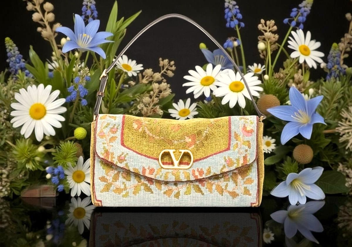 Οι νέες εικαστικές εκδοχές της Valentino DeVain bag