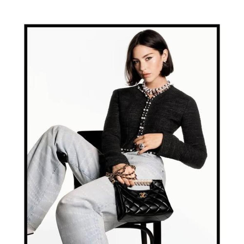 H Gracie Abrams στην καμπάνια Chanel SS25 pre-collection