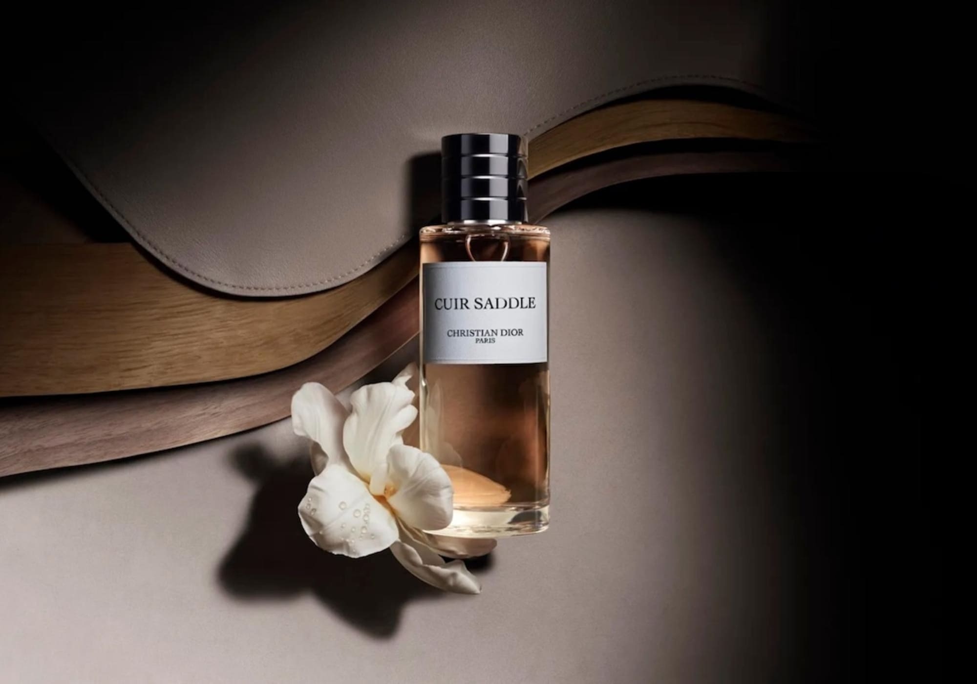Dior Cuir Saddle Eau de Parfum: Η iconic τσάντα μεταμορφώνεται σε άρωμα