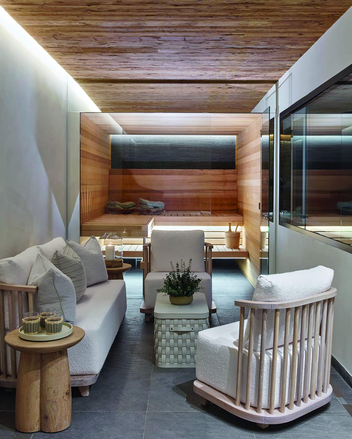 Το spa, διαµορφωµένο µε αναπαυτικά custom-made έπιπλα, λειτουργεί ως καταφύγιο χαλάρωσης και σιωπηλής πολυτέλειας.