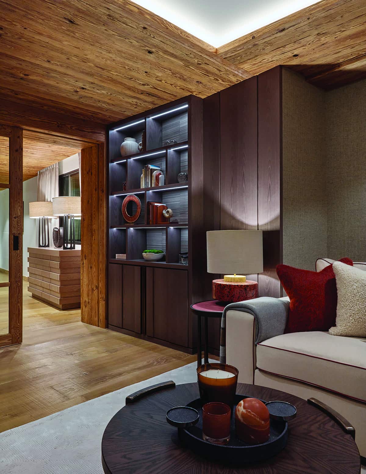 Στο family room κυριαρχούν τα σχεδιασµένα
αποκλειστικά για τον χώρο, σκούρα, ρουστίκ ξύλινα έπιπλα που δηµιουργούν µια ατµόσφαιρα ζεστής, προστατευτικής οικειότητας.
