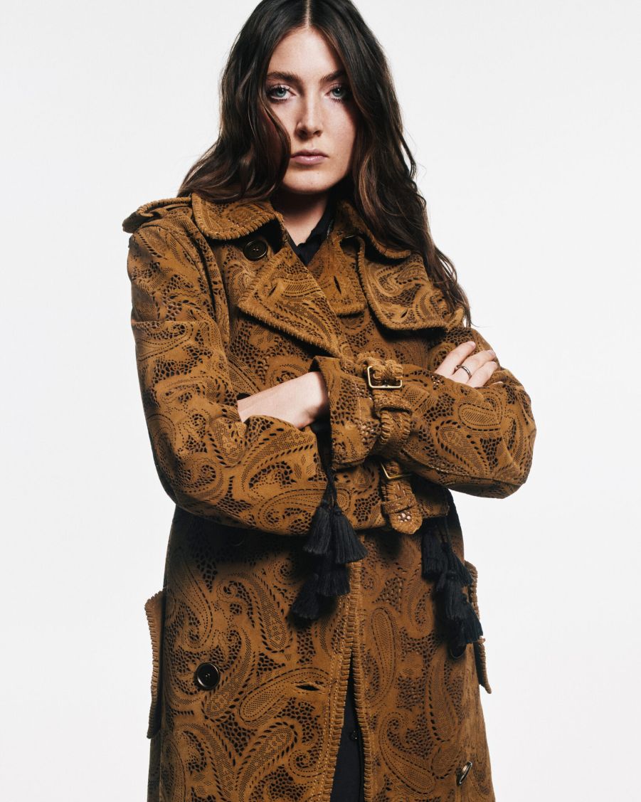 Κόρη της σχεδιάστριας Phoebe Philo. η Maya Wigram είναι ανάμεσα στις δυνατές συμμετοχές της καμπάνιας Burbrerry Summer 2026