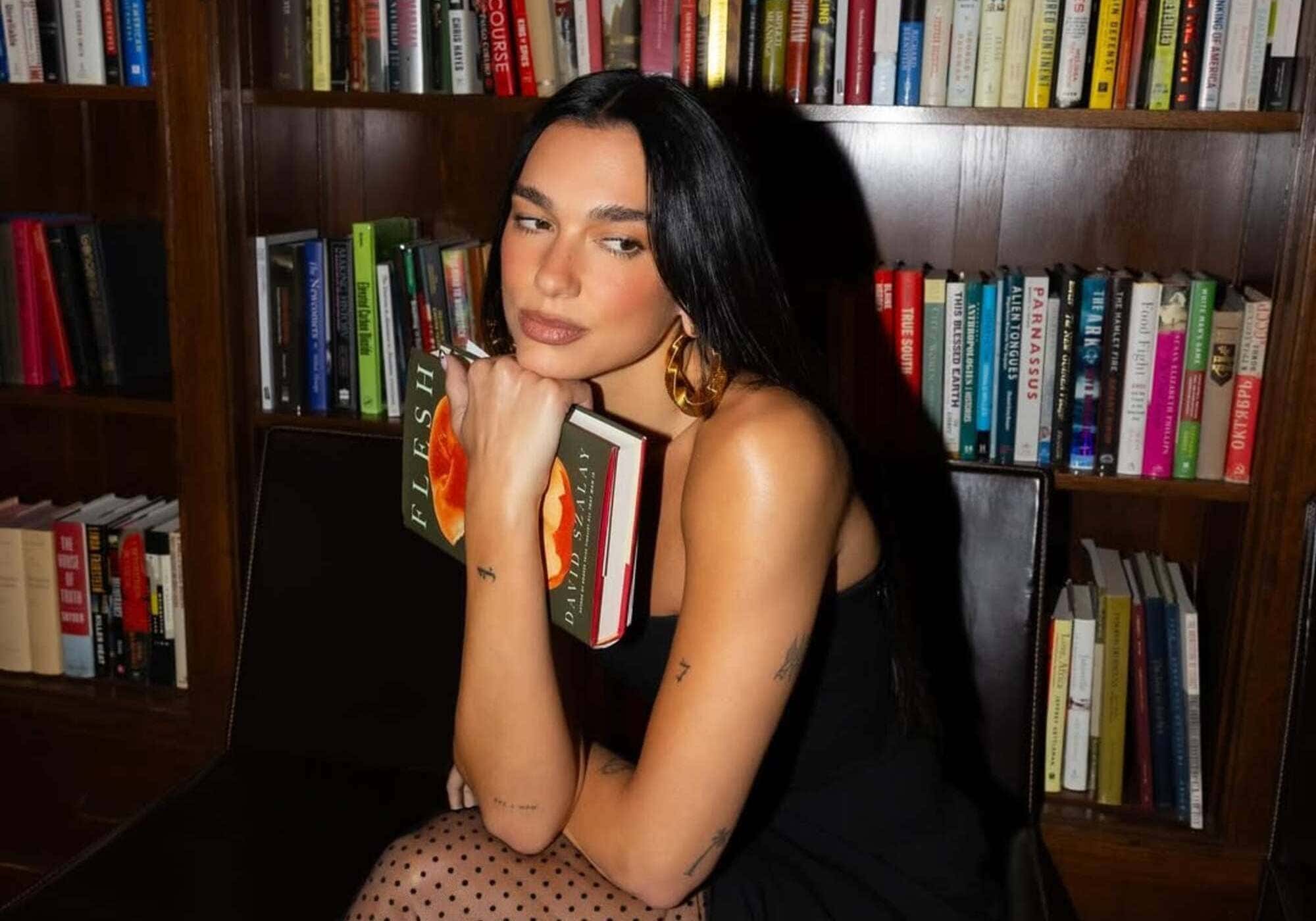 Dua Lipa Book Club: 5 αγαπημένα βιβλία της Dua που αξίζει να διαβάσεις