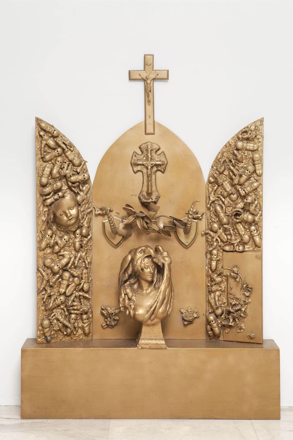 Niki de Saint Phalle, Χρυσός βωμός (Autel doré), 1962

Αντικείμενα και χρυσή βαφή, ξύλο, 160x111x17,5 εκ.
Δωρεά Niki de Saint Phalle. ΜΟΜus-Μουσείο Σύγχρονης Τέχνης.