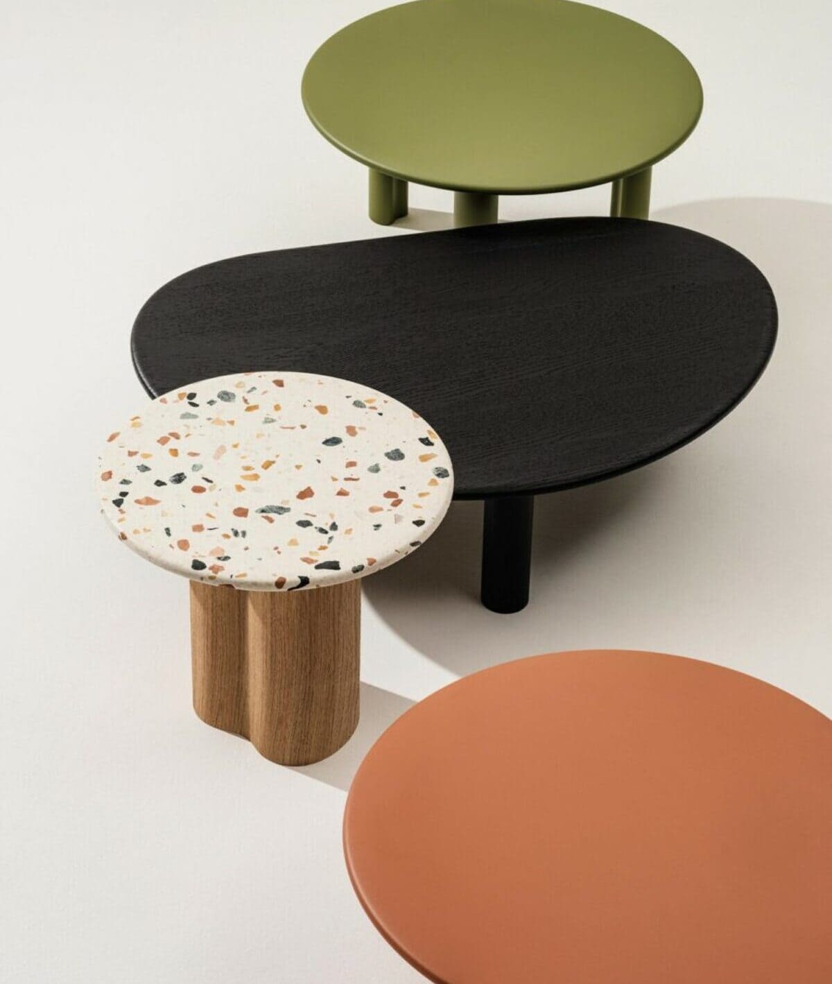 Coffee και side tables από τη συλλογή «Ghia» της εταιρείας Arper, Asset Interiors. 