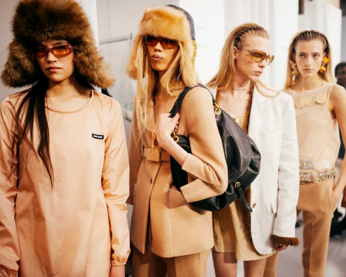 Miu Miu fw26: Η “ενσυνείδητη οικειότητα” της Miuccia Prada