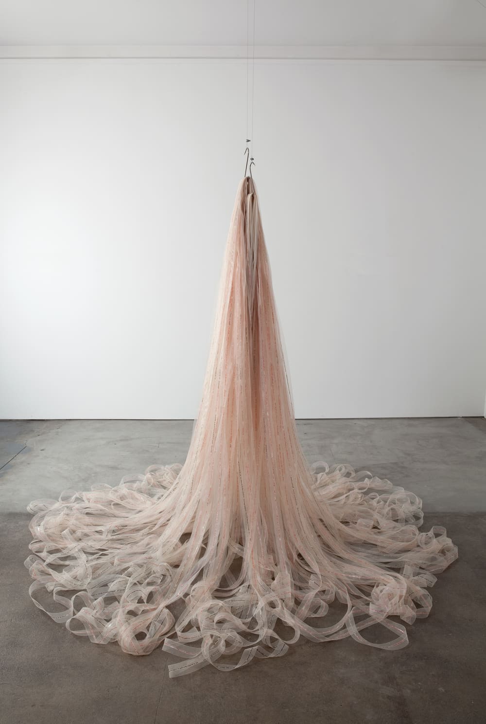 Yael Kanarek
Heart in Heart, 2004
Κορδέλα από αραχνοΰφαντη οργάντζα, δύο μεταλλικοί γάντζοι, συρματόσκοινο 
Συλλογή του Εθνικού Μουσείου Σύγχρονης Τέχνης (ΕΜΣΤ)