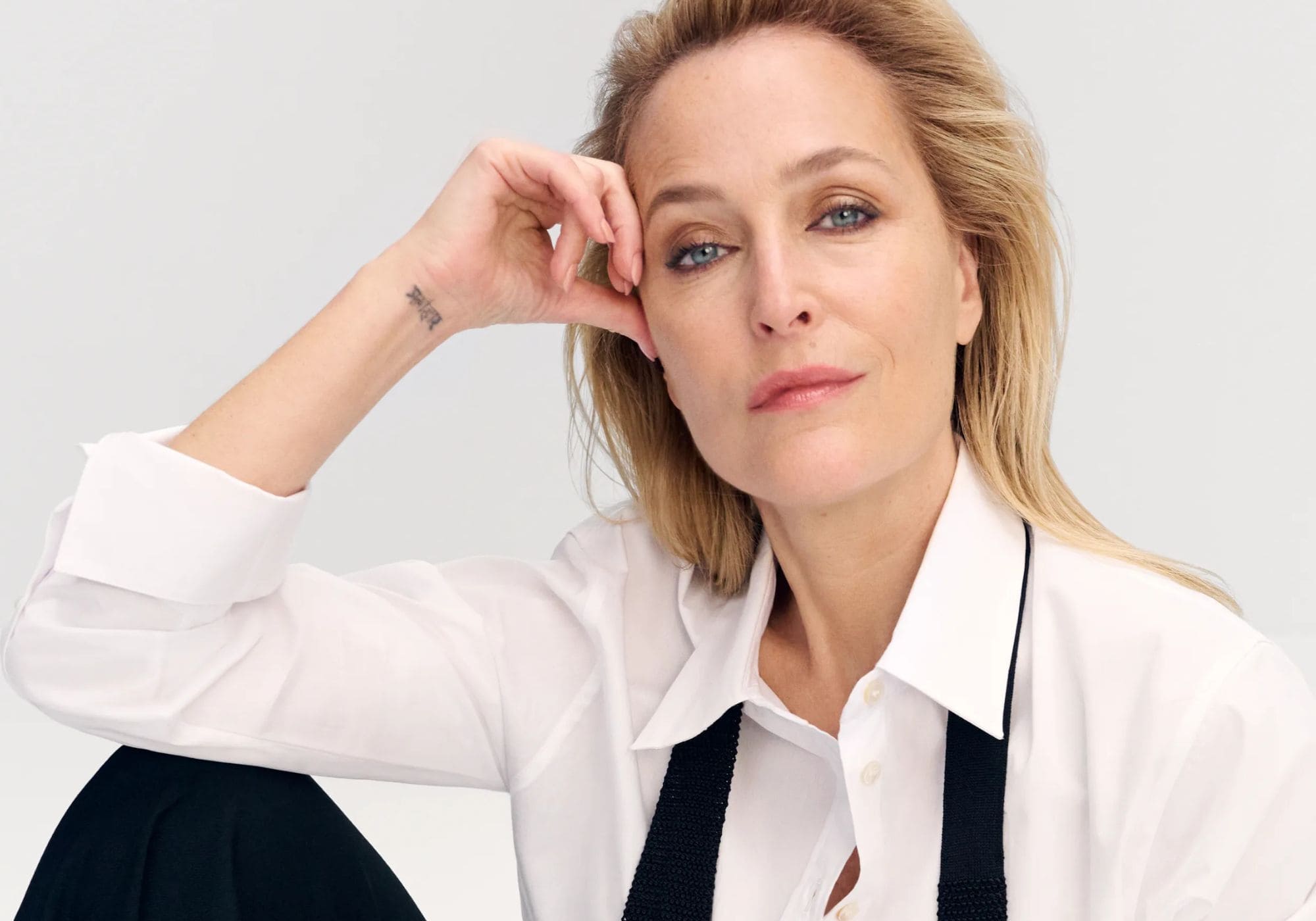 Gillian Anderson x L’Oréal: 4 μαθήματα για την ομορφιά, τη ζωή και την ηλικία