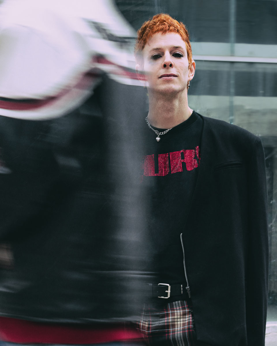 Σακάκι και παντελόνι, Yiorgos Eleftheriades.
T-shirt από προσωπική συλλογή.