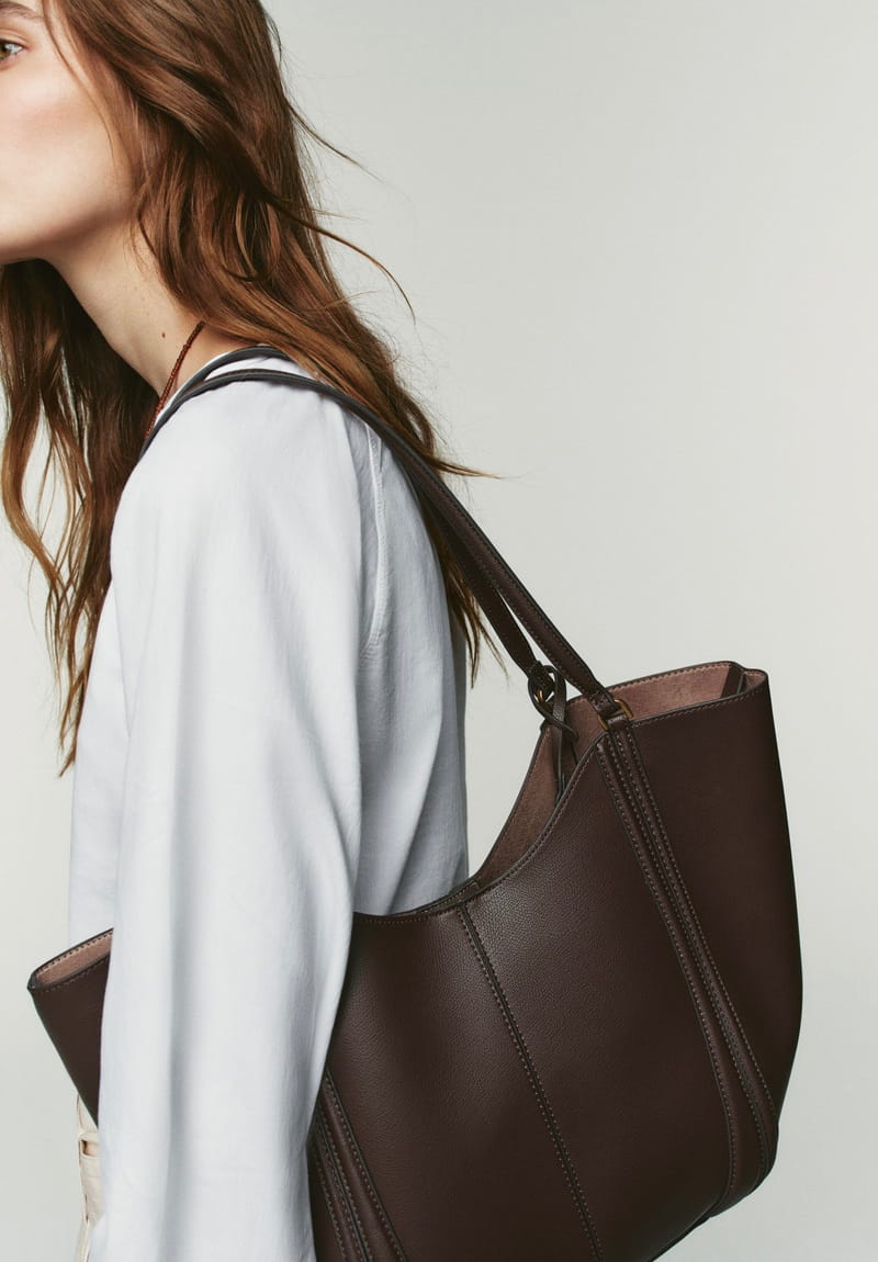 Μεγάλη τσάντα shopper, 29,95€, Zara