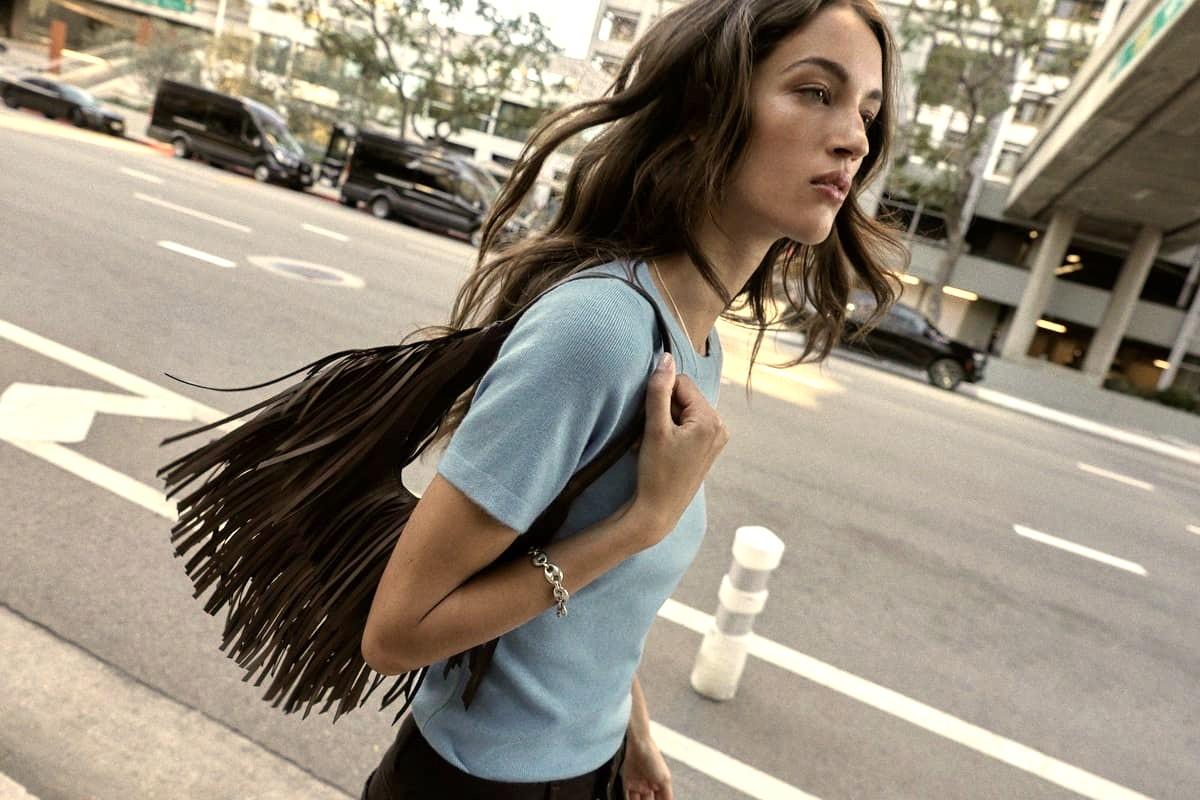 Τσάντα shopper με κρόσσια, 29,95€, Zara