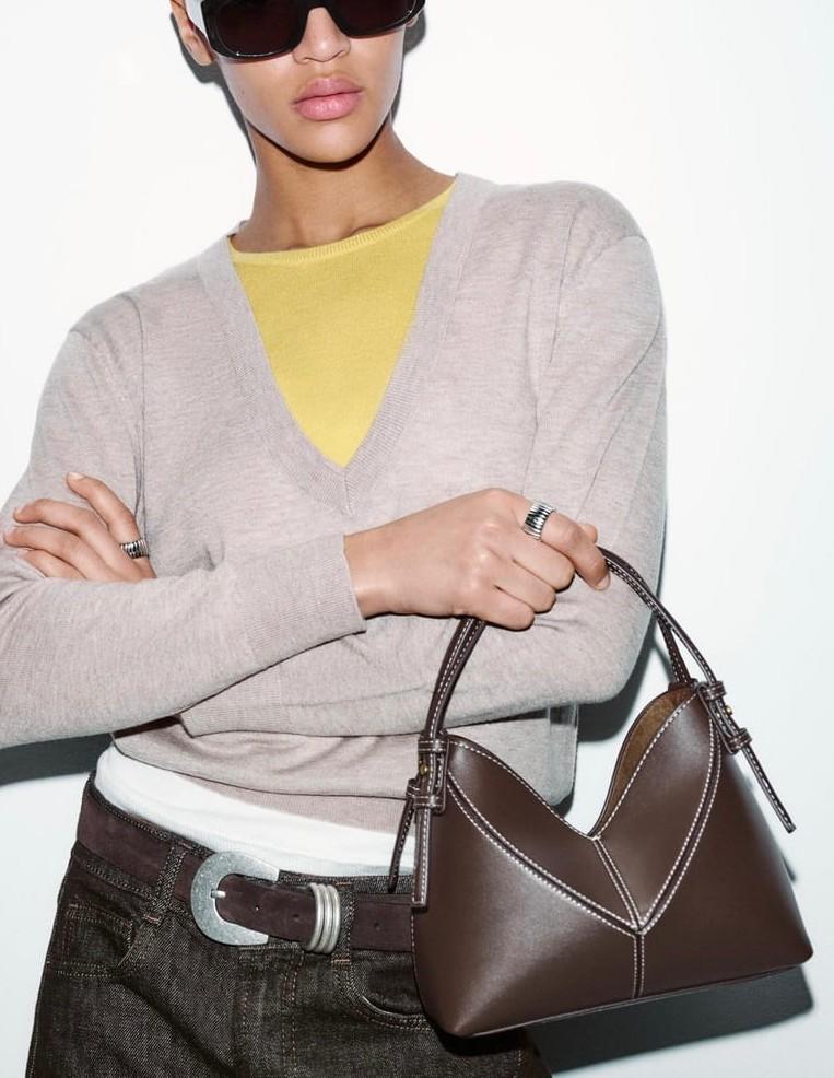 Μίνι τσάντα σάκος με ραφές, 25,95€, Zara
