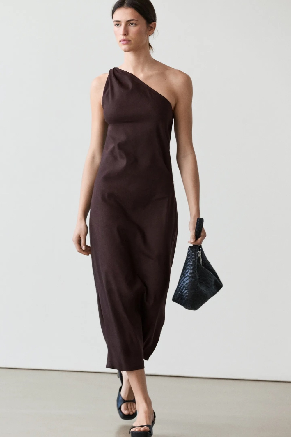 Ασύμμετρο φόρεμα από μείγμα λινού, 79,95€, Massimo Dutti