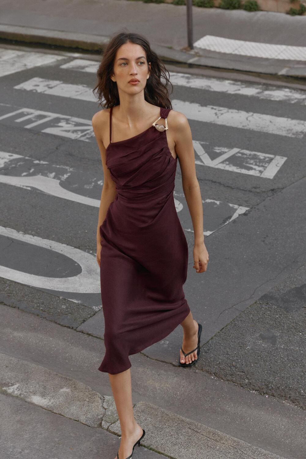 Midi ασύμμετρο φόρεμα 100% λινό, 49,95€, Zara