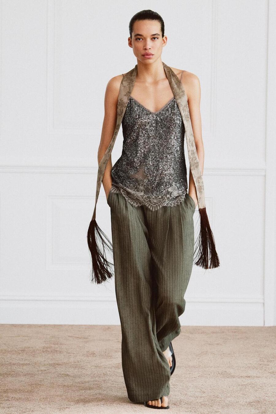 Τοπ με λεπτές τιράντες και πούλιες, 39,95€, Zara & παντελόνι ζακάρ ριγέ Zw Collection, 39,95€, Zara