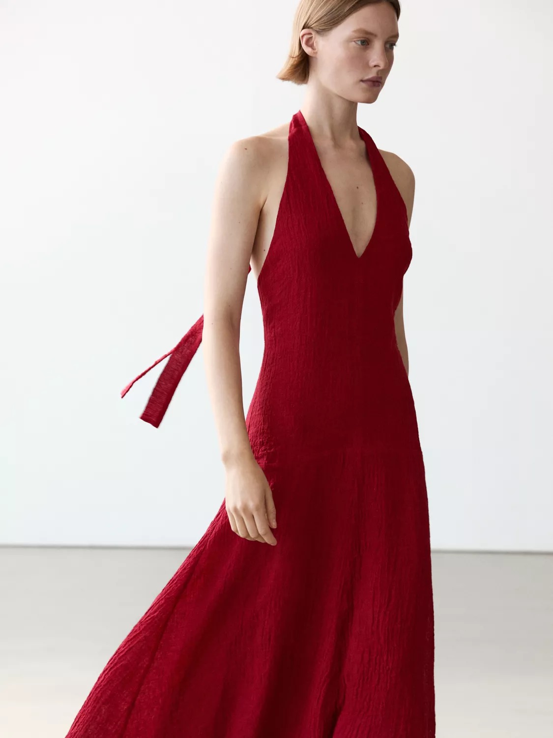 Μακρύ φόρεμα από 100% λινό, 149€, Massimo Dutti