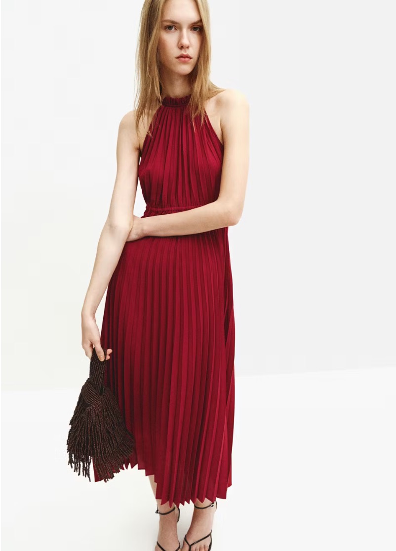 Φόρεμα πλισέ γιακάς halter, 55,99€, Mango