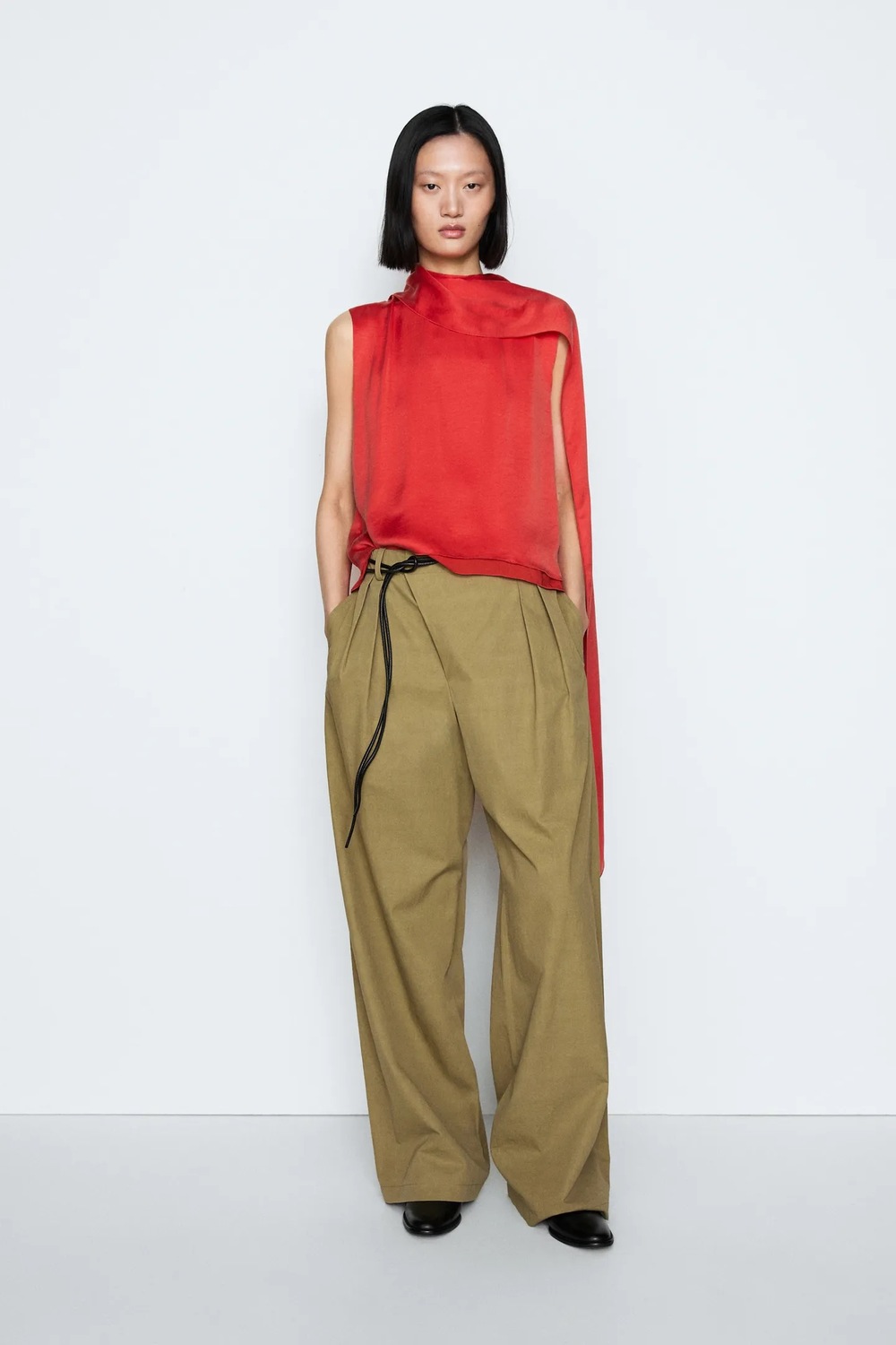 Χυτό τοπ με λεπτομέρεια κάπα studio collection, 129€, Massimo Dutti