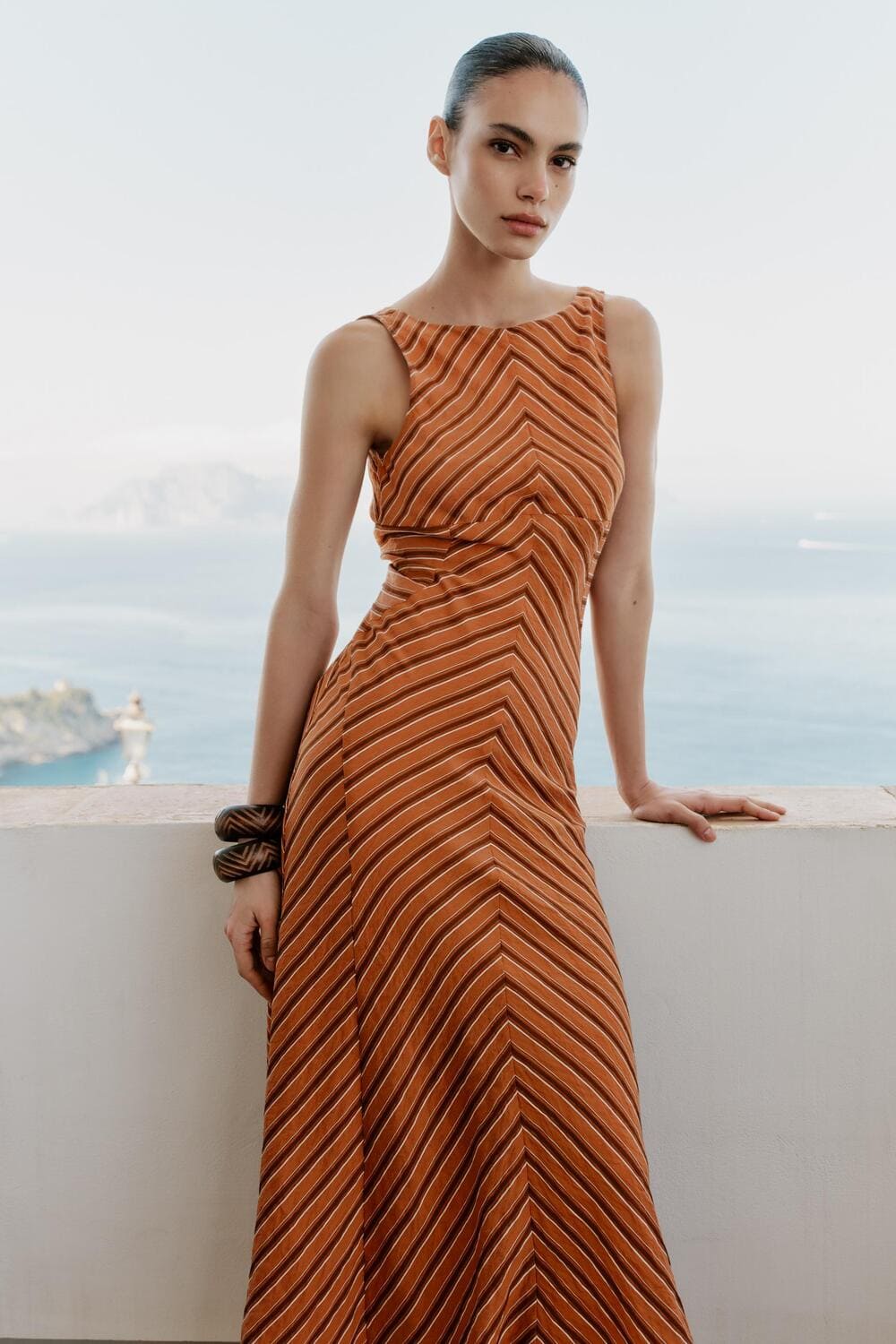 Ριγέ midi φόρεμα με ανοιχτή πλάτη, 39,95€, Zara