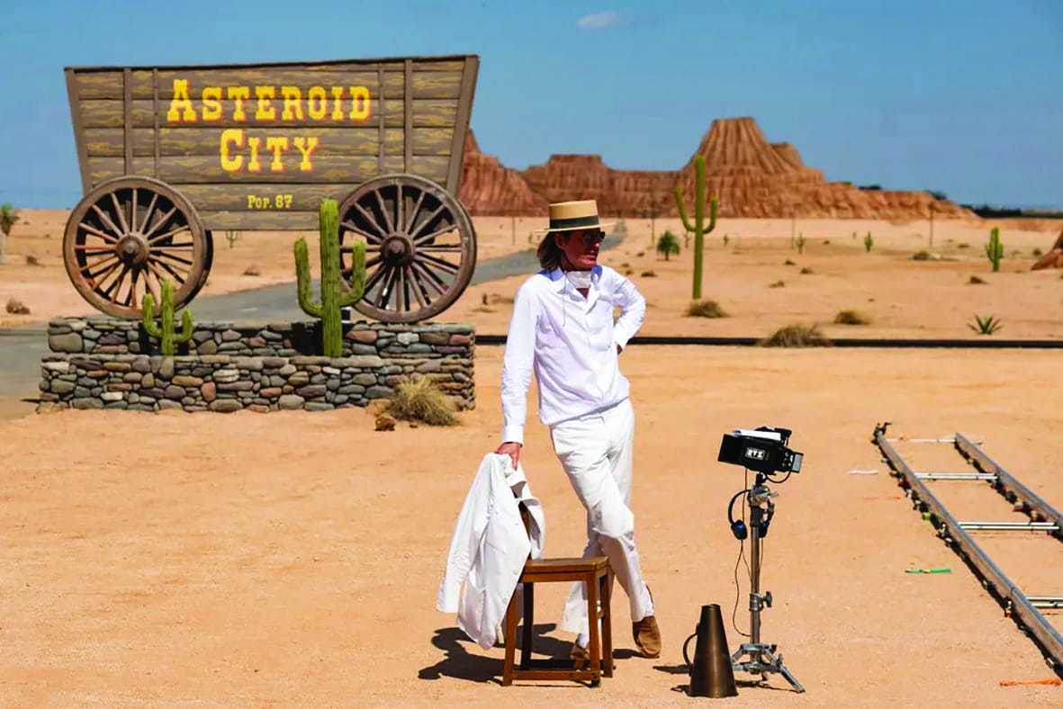 Ο δημιουργός Wes Anderson κατά τη διάρκεια των
γυρισμάτων του "Asteroid City»"