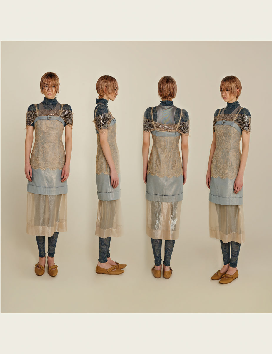 Layered denim φόρεμα από μεταλλική δαντέλα, τοπ και κολάν από μεταλλικό δίχτυ και δερμάτινες μπαλαρίνες, όλα Yiorgos Eleftheriades.