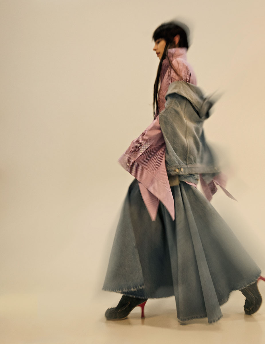 Denim jacket, godet maxi denim φούστα και oversized ριγέ πουκάμισο από τεχνική βισκόζη, όλα Balenciaga, Balenciaga Boutique. Denim μποτάκια «D-Woodstock», Diesel.