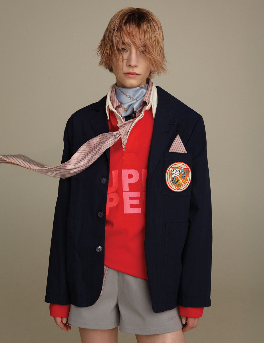 Βαμβακερό σακάκι «Kenzo Badges», Kenzo.Ριγέ πουκάμισο από βισκόζη Max&Co. Μπλούζα πόλο ράγκμπι «Super Speed», JW Anderson. Βαμβακερό σορτς Casablanca. Φουλάρι, Tommy Hilfiger.