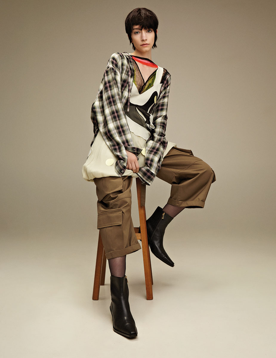 Hooded overshirt και cargo βαμβακερό παντελόνι Acne Studios, Free Shop. Διχτυωτό τοπ και ασύμμετρη μπλούζα από βισκόζη, Yiorgos Eleftheriades. Δερμάτινα μποτάκια «Nash», Michael Michael Kors, Kalogirou.