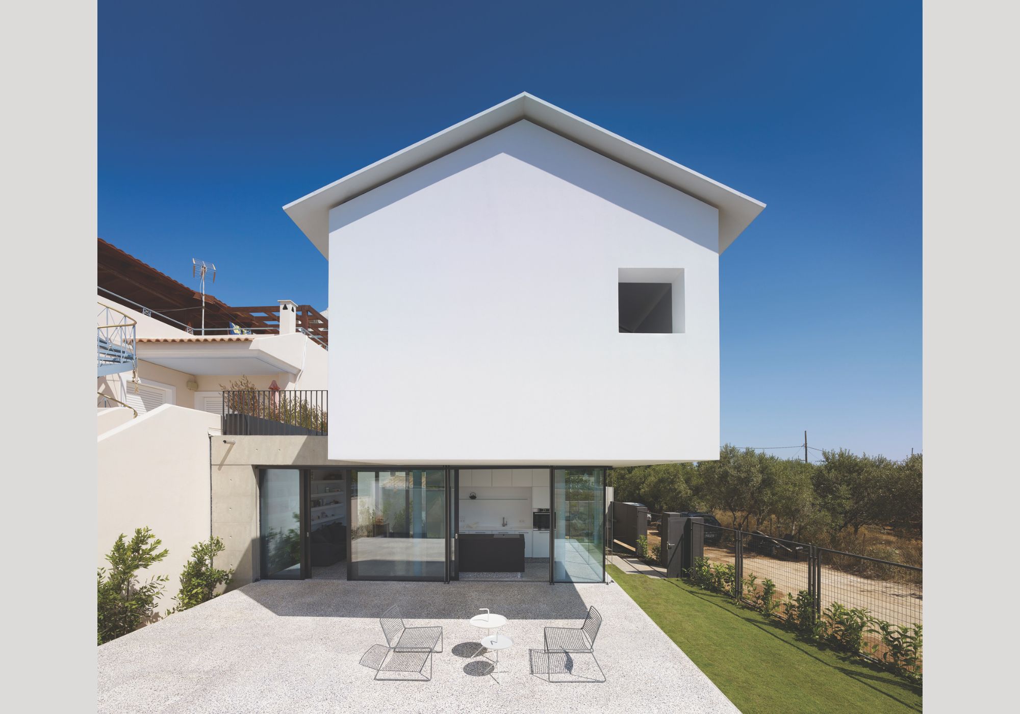 Το βραβευμένο μικρό σπίτι House E,
στην Αρτέμιδα, 2016-2019.