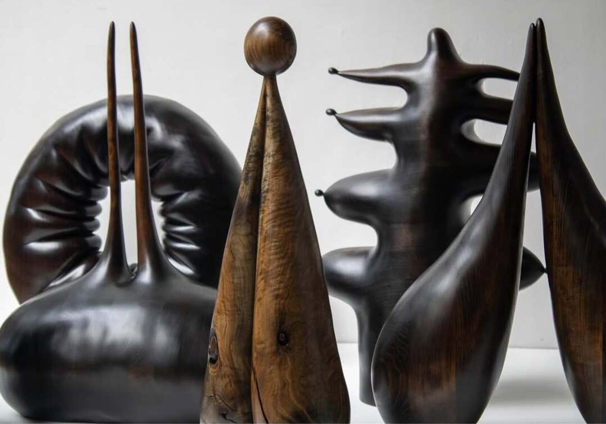 O Julian Watts σμιλεύει μοναδικά art design αντικείμενα από ξύλο