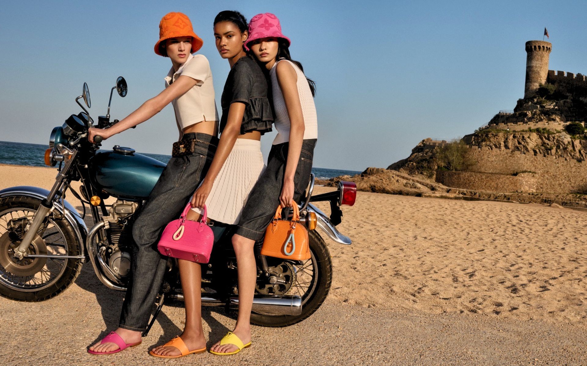 Η καμπάνια Louis Vuitton Resort ’26 αιχμαλωτίζει την καλοκαιρινή ανεμελιά