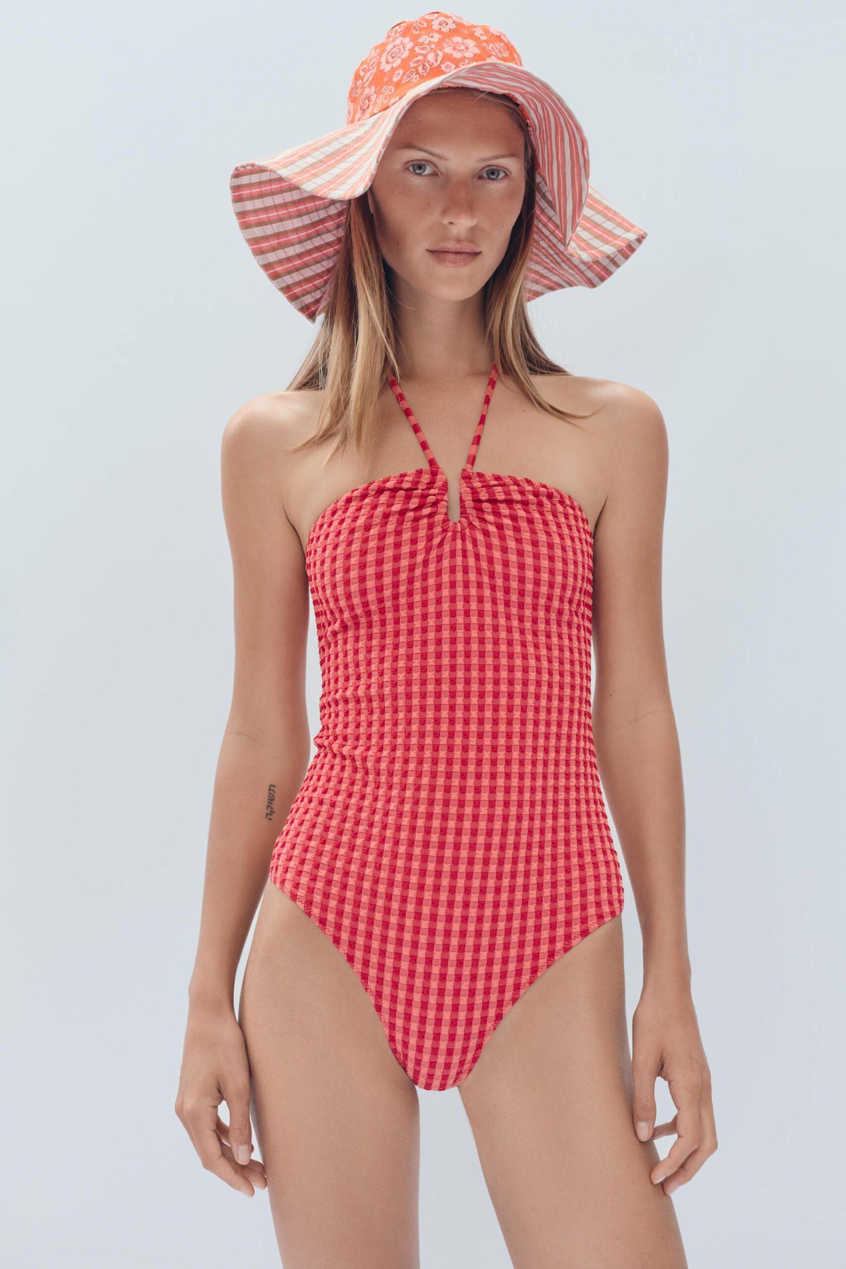 Ολόσωμο μαγιό halter vichy limited edition, 35,95€, Zara
